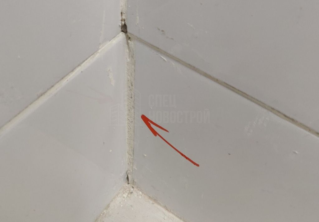 короткая подрезка плитки в санузле (зазор замазан герметиком)