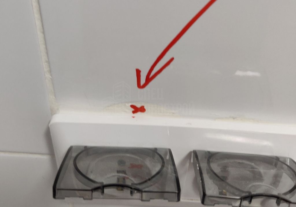 неправильная подрезка плитки в санузле в зоне установки розетки