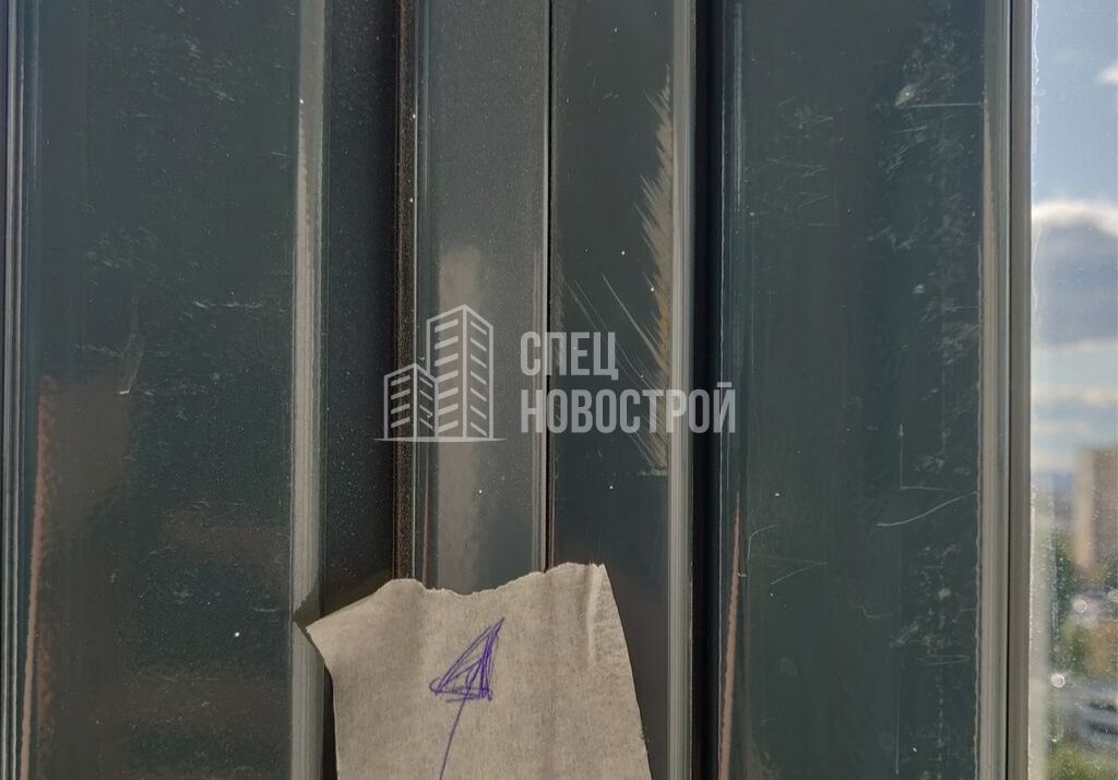 царапины на профиле витражного остекления балкона