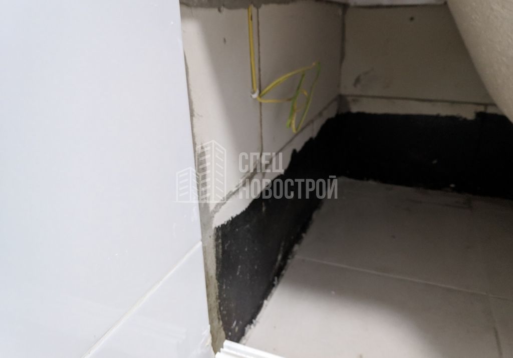 отсутствует настенное покрытие (настенная плитка) под ванной