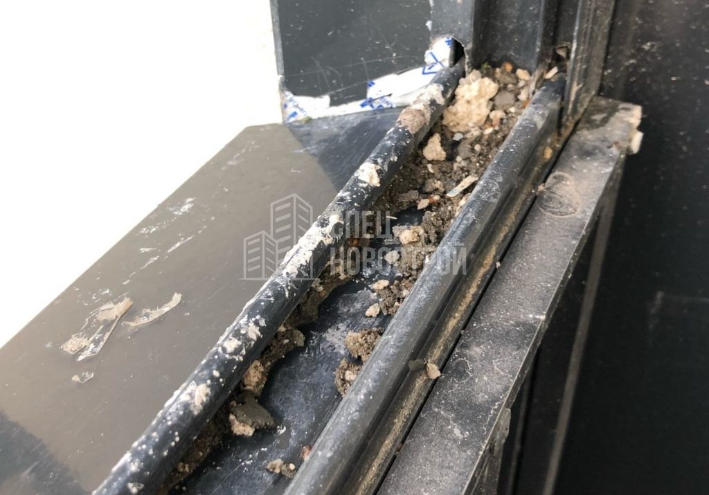 остатки строительного раствора и мусора в полозьях створок витража остекления балкона