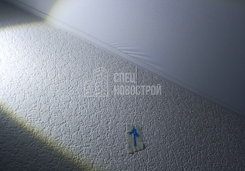 морщины на полотне натяжного потолка
