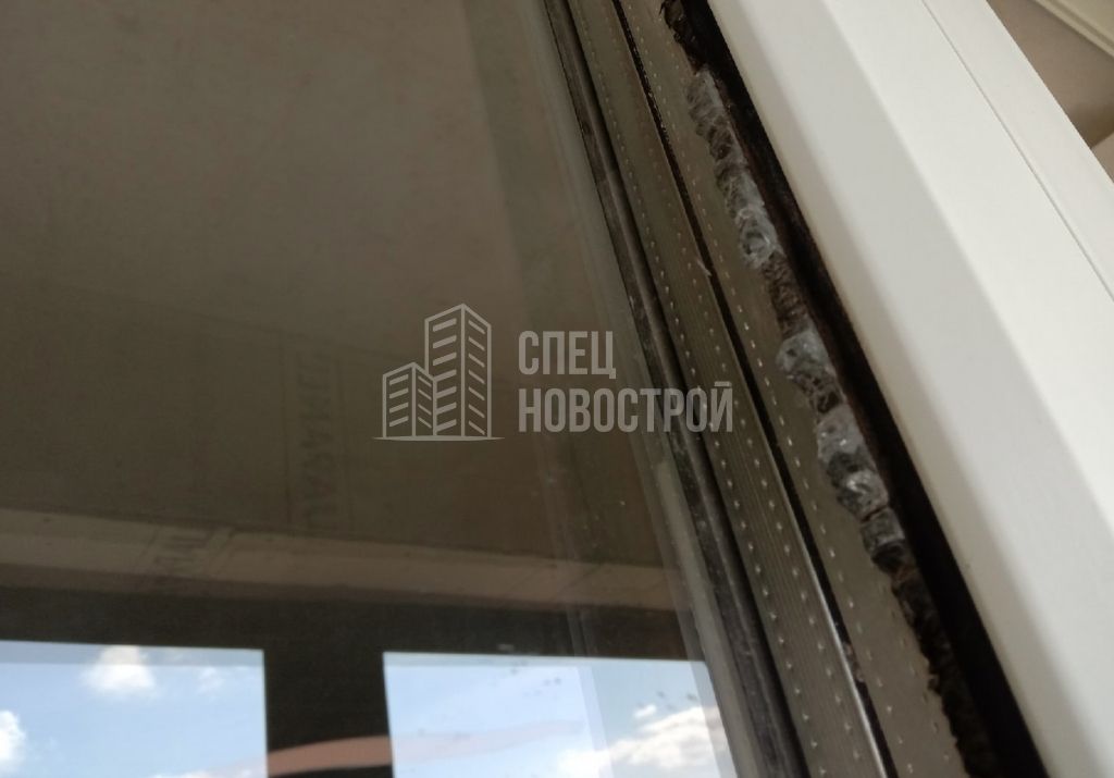 разрушение стекла стеклопакета балконного блока