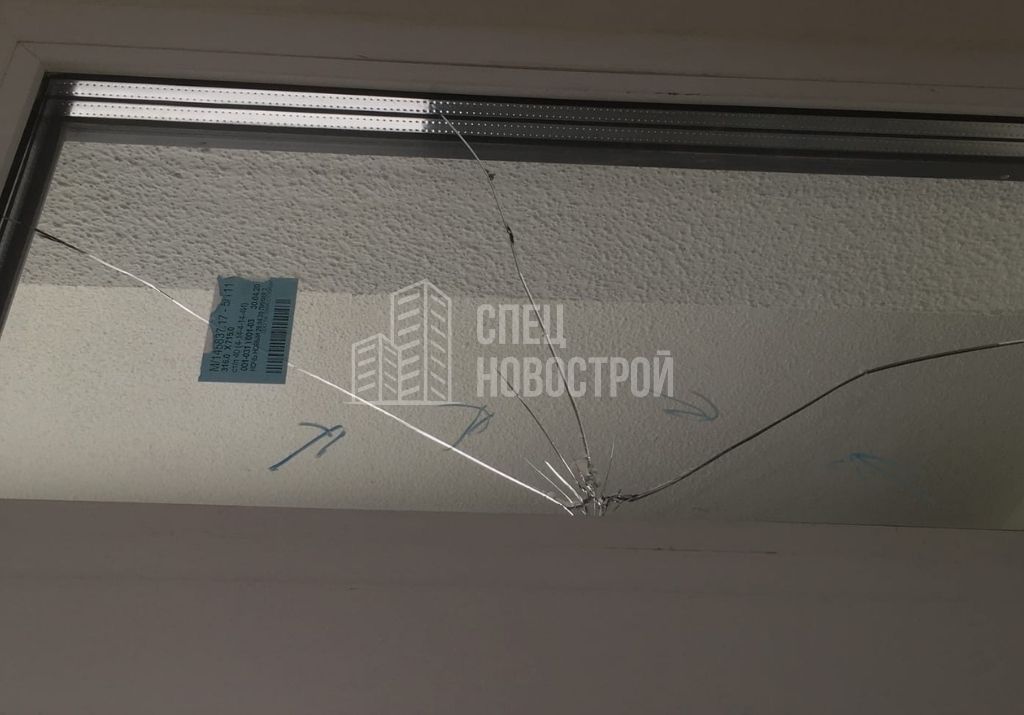 трещины на стеклопакете верхней правой створки балконного остекления