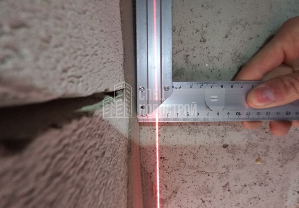 отклонение стены кладки из пеноблоков на 20 мм