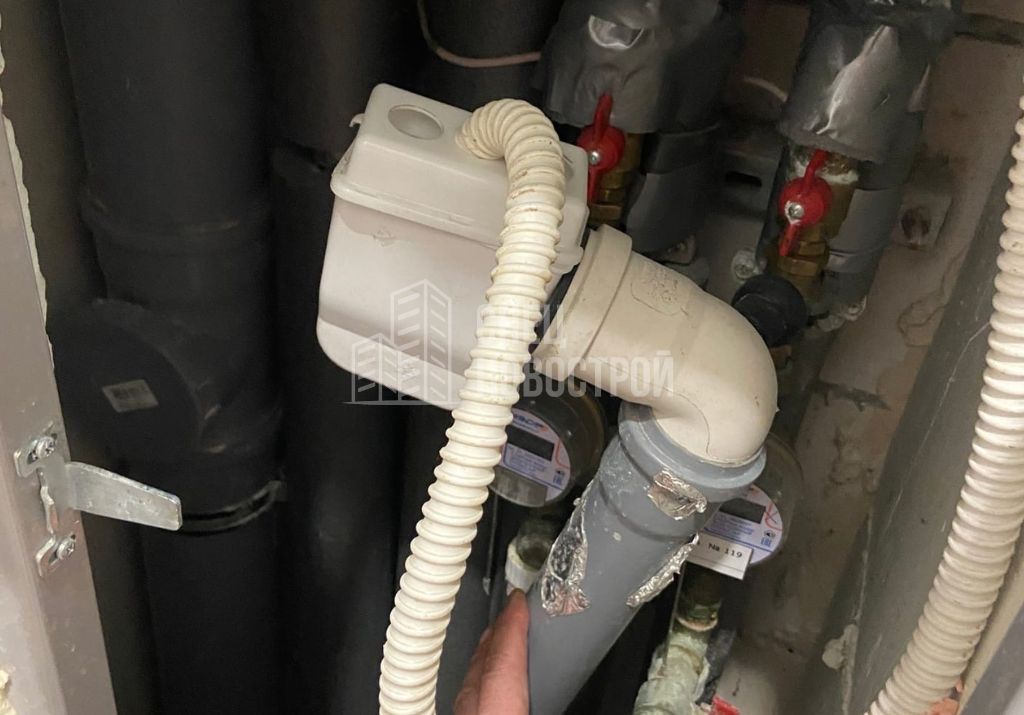 не закреплена труба канализации дренажа кондиционера в сантехническом коробе санузла