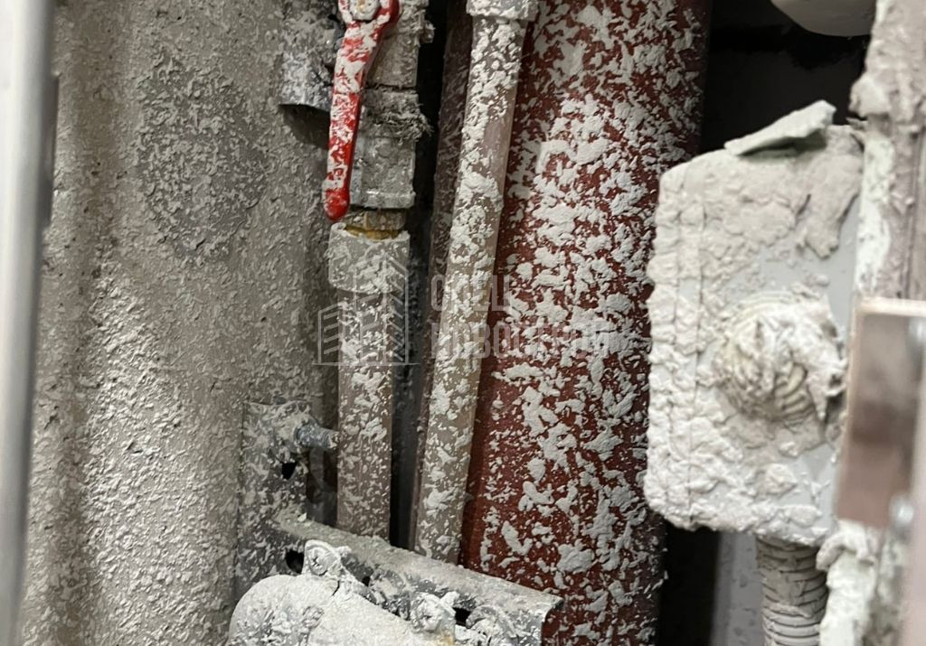 остатки строительного раствора на трубах в сантехническом коробе санузла