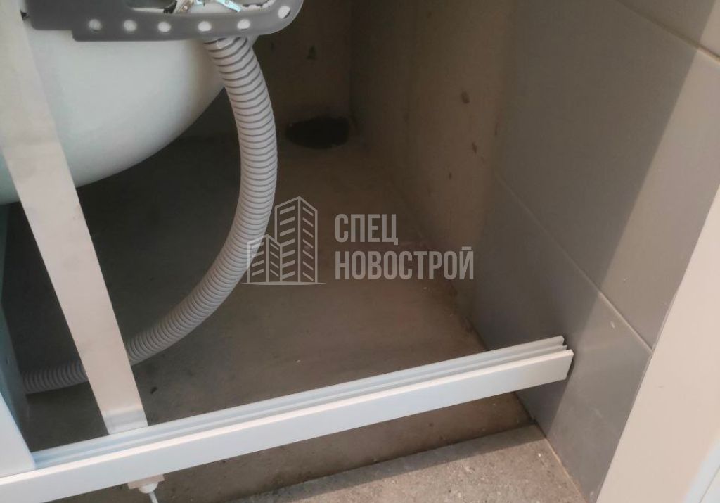 следы протечек под ванной, нарушена герметизация в примыкании чаши ванны к стене