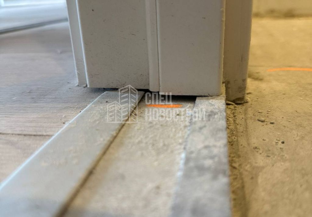 зазор на примыкании блока межкомнатной двери санузла к напольной плитке 